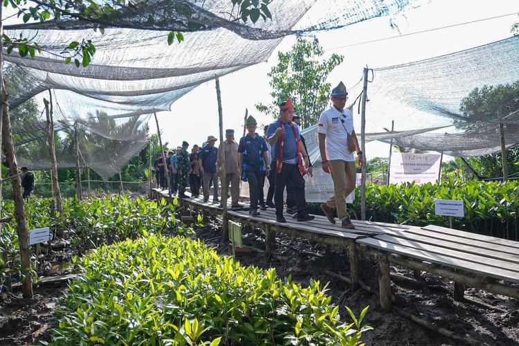 Menteri Pariwisata dan Ekonomi Kreatif Sandiaga Uno saat mengunjungi Desa Wisata Sungsang IV Banyuasin yang masuk ke dalam 75 desa wisata terbaik Anugerah Desa Wisata Indonesia (ADWI) 2023, Sumatra Selatan, Sabtu (13/5/2023).