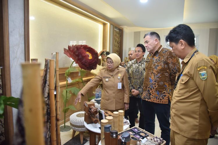 Kunjungi Kebumen, Konjen Australia Terpukau Geopark dan Emping