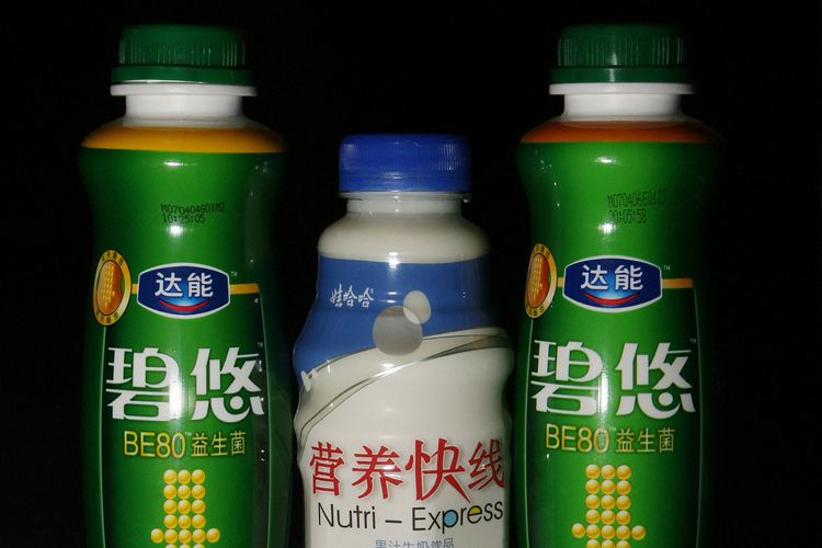 Susu botol Wahaha (tengah) difoto bersama dua botol yogurt buatan Danone di Shanghai, China, 12 April 2007.