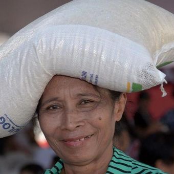 Potret warga penerima bantuan pangan berupa beras 10 kilogram di gudang Bulog Sulutgo di Bitung, Sulawesi Utara, Jumat (23/02).