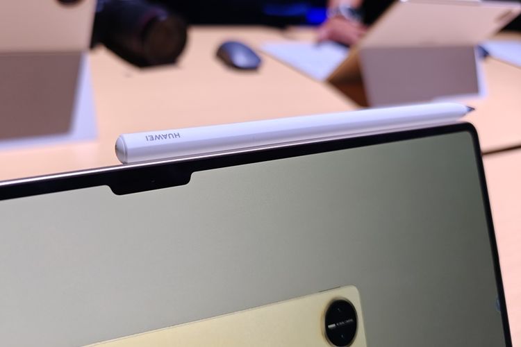 Huawei M-Pencil bisa disimpan di bingkai tablet MatePad Pro 13.2, tepatnya di kanan atas poni layar.