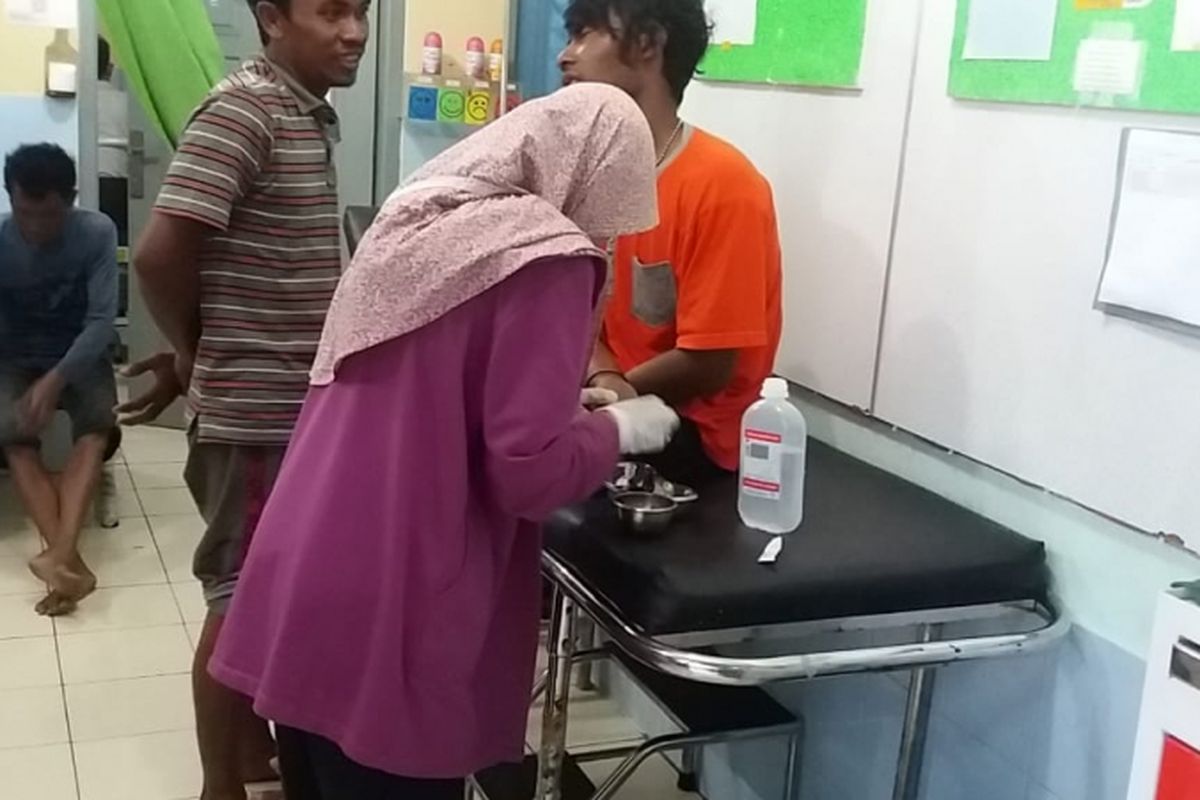 Salah seorang awak kapal menjalani perawatan setelah berhasil dievakuasi, Rabu (2/1/2019).