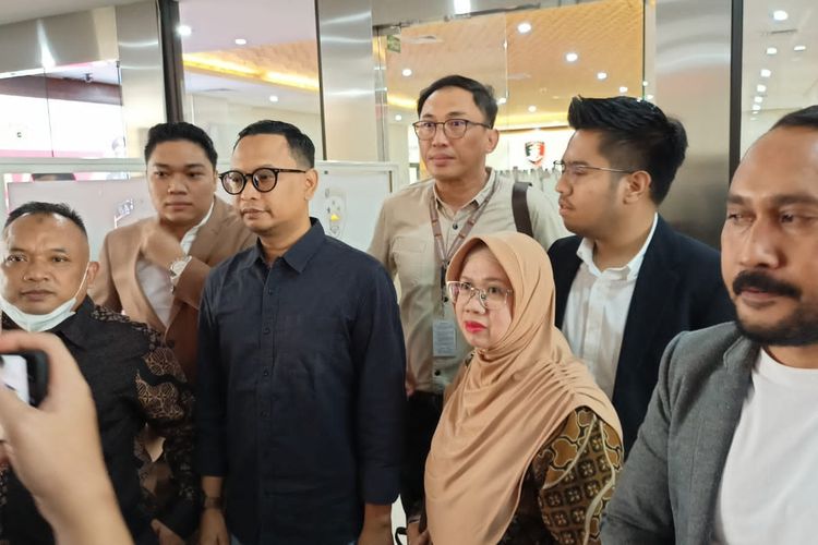 Keponakan Wakil Menteri Hukum dan HAM (Wamenkumham) Edward Omar Sharif Hiariej, Archi Bela (AB) bersama kuasa hukumnya mendatangi Gedung Badan Reserse Kriminal (Bareskrim) Polri, Jakarta (11/5/2023).