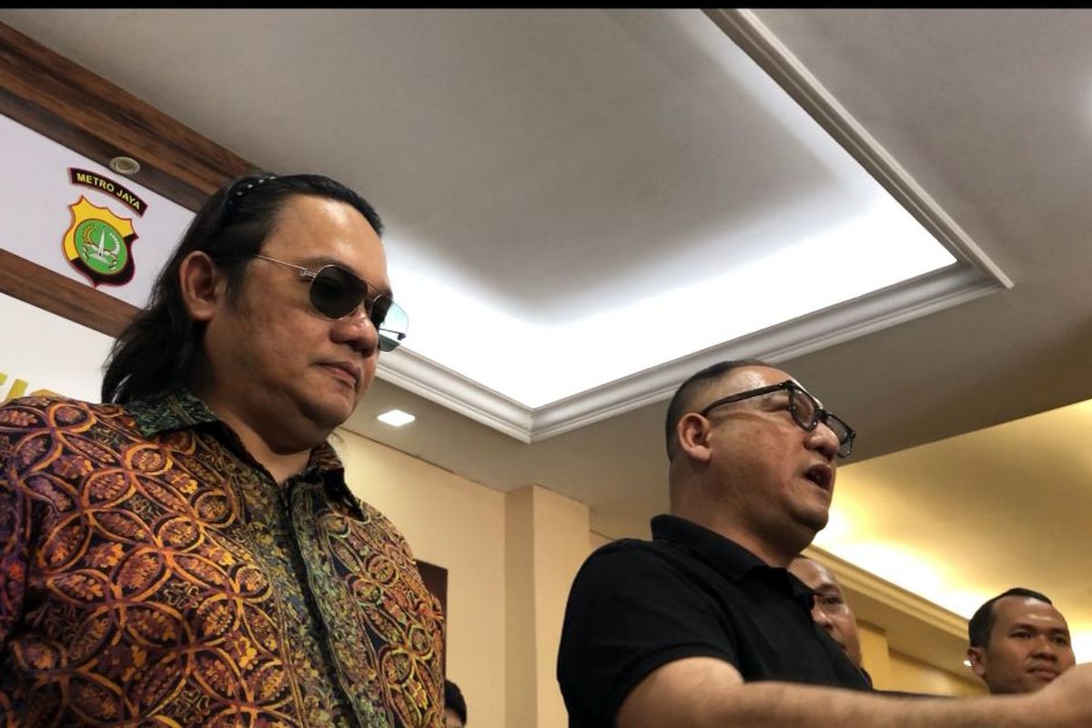 Farhat Abbas dan kuasa hukumnya, Krisna Murti di Polres Metro Jakarta Selatan, Kamis (7/11/2024).