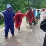 Banjir Landa Jalan Menuju Curug Cipendok Banyumas, Pengendara Motor Nyaris Terbawa Arus