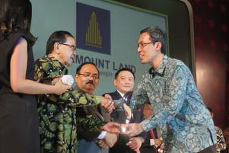 Paramount Land meraih empat penghargaan sekaligus di ajang Golden Property Awards 2015, Rabu (26/8/2015). Penghargaan yang diserahkan oleh Maurin Sitorus, Deputi Pembiayaan Perumahan Kementerian Pekerjaan Umum dan Perumahan Rakyat, kepada Ervan Adi Nugroho, Presiden Direktur Paramount Land.  