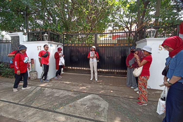 Peserta Tur Napak Tilas Kemerdekaan dari Wisata Kreatif Jakarta saat berada di depan rumah Mohammad Hatta di Jakarta Pusat, Sabtu (12/8/2023).