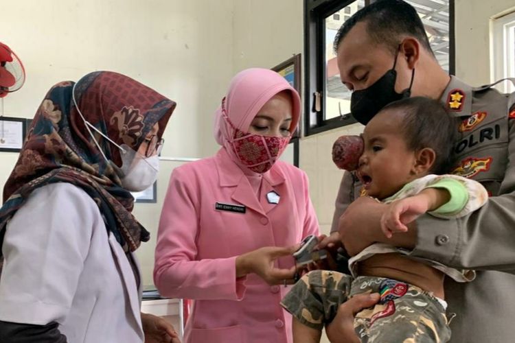 Kapolres Banjarnegara AKBP Hendri Yulianto menjemput Nuzailla Qonita, bocah perempuan berusia 17 bulan penderita tumor mata ke Rumah Sakit Islam (RSI) Banjarnegara, Jawa Tengah, Jumat (4/3/2022) pekan lalu.