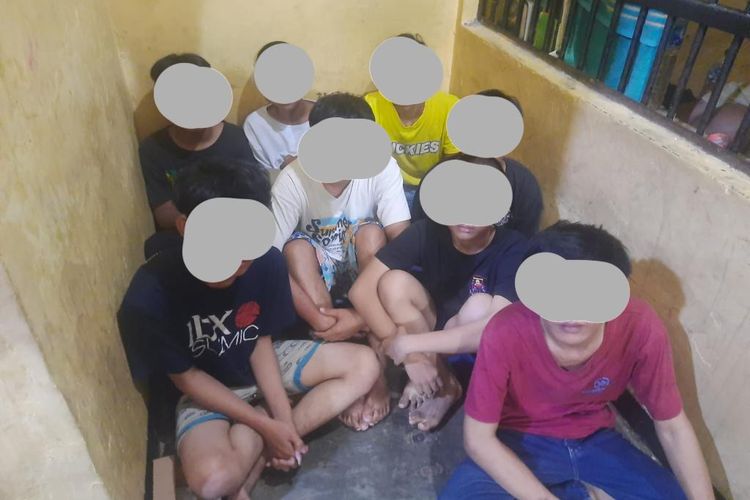 Kedelapan remaja yang ditangkap polisi setelah mengaku sebagai anggota geng Kapal Api, Senin (6/2/2023). Saat ini mereka masih mendekam dalam tahanan Polsek Parung.