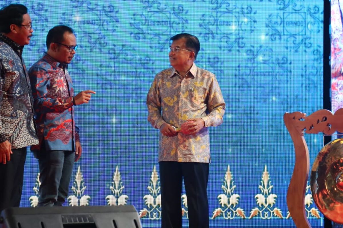 Menteri Ketenagakerjaan (Menaker) M. Hanif Dhakiri sedang berdiskusi dengan Wapres Jusuf Kalla ketika membuka Rakerkonas Apindo ke-29 di Kepulauan Riau, Selasa (2/4/2019).