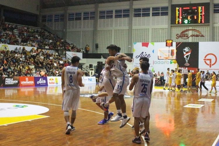 Pemain Amartha Hangtuah saat merayakan kemenangan atas Satya Wacana Saltiga di semifinal Piala Presiden Bola BAsket 2019, Sabtu (23/11/2019)