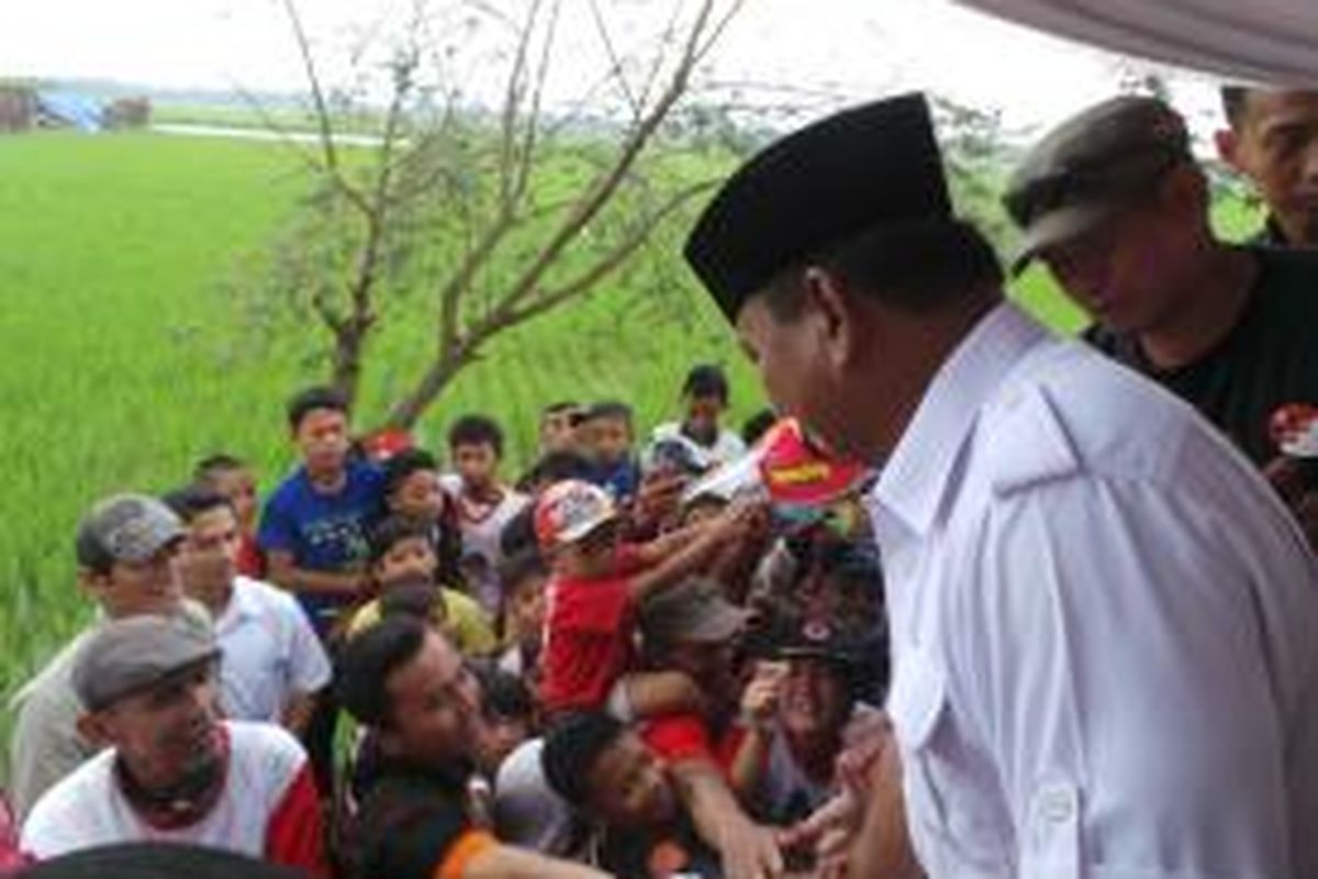 Calon presiden Prabowo Subianto saat menerima dukungan dari sekitar seribu petani di Ciparay,  Kabupaten Bandung, Jawa Barat, Kamis (3/7/2014).
