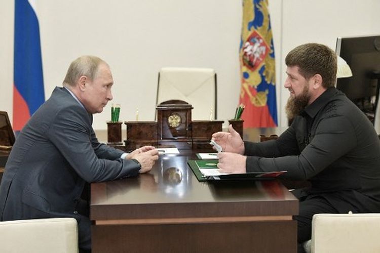 Kepala Republik Chechnya Ramzan Kadyrov (kanan) berbicara dengan Presiden Rusia Vladimir Putin di kediaman negara Novo-Ogaryovo di luar Moskwa, pada 31 Agustus 2019. 