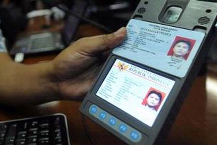 Petugas mengujicoba penggunaan mesin pembaca chip e-KTP (card reader) di Kementerian Dalam Negeri, Rabu (8/5/2013). Kementerian Dalam Negeri menghimbau kepada seluruh instansi pemerintah dan perbankan untuk menyediakan card reader e-KTP, sebab terhitung sejak 1 Januari 2014 KTP non elektronik tidak berlaku lagi. Selain itu e-KTP juga tidak boleh difotocopy karena dapat merusak chip. 
