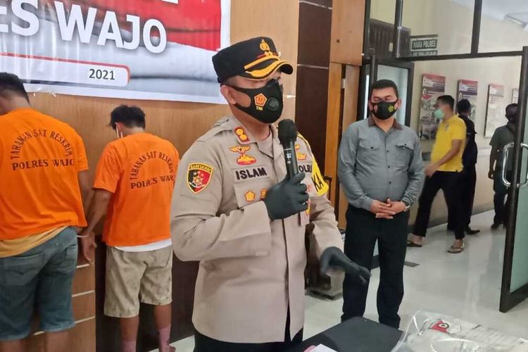 Lima pelaku pembakaran rumah berhasil ditangkap aparat kepolisian Polres Wajo, Sulawesi Selatan. Selasa, (12/1/2021).