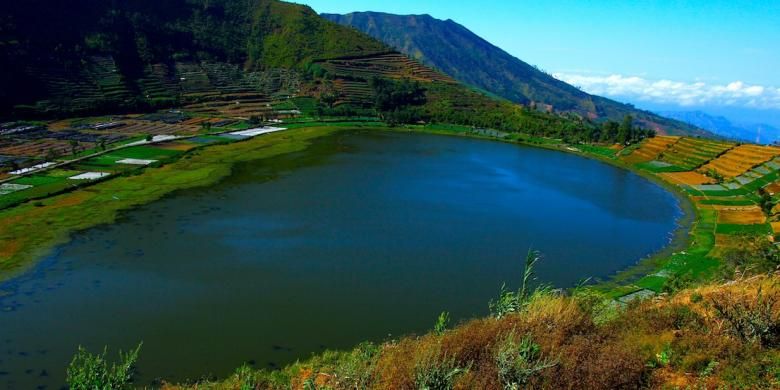 Panorama elok Telaga Merdada di Dieng.