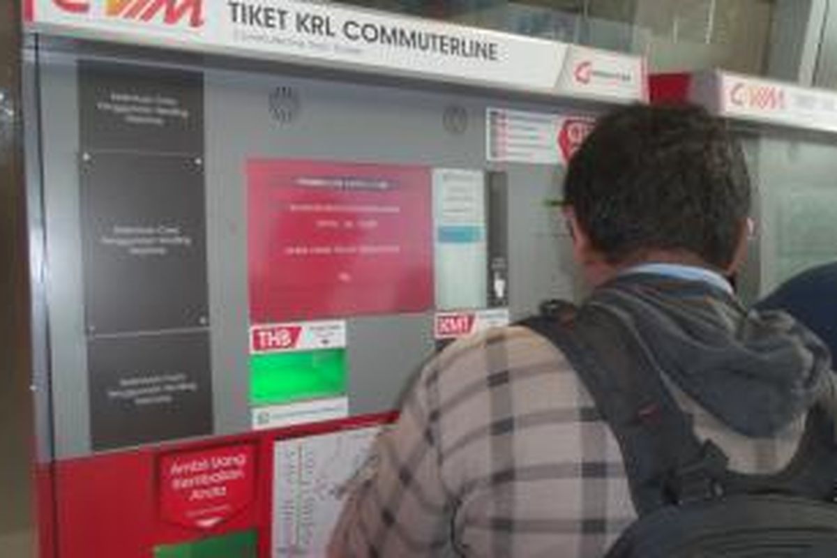 Salah seorang calon penumpang menjajal mesin tiket kereta rel listrik (KRL) commuter line yang terpasang di Stasiun Sudirman, Sabtu (9/1/2016). Tampak di sebelahnya ada salah seorang petugas yang membantu mendampingi penumpang yang hendak melakukan transaksi.