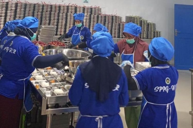 Tenaga pemorsian di dapur MBG Kecamatan Bara, Kota Palopo, Sulawesi Selatan, menyiapkan menu untuk didistribusi ke sekolah, Kamis (6/11/2025).