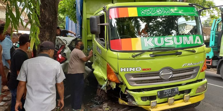 Berita Harian Mobil Ditabrak Truk Tronton Terbaru Hari Ini - Kompas.com