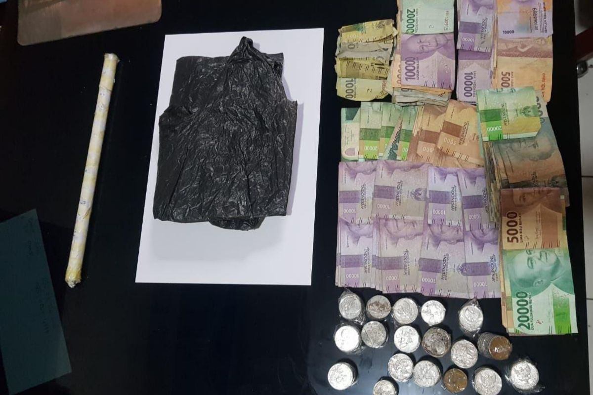 Barang Bukti hasil pencurian kotak amal Arif Usman (45) di musholla Darul Muhlisin, Desa Asrikaton, Kecamatan Pakis, Kabupaten Malang, Jawa Timur, Kamis (21/4/2022).