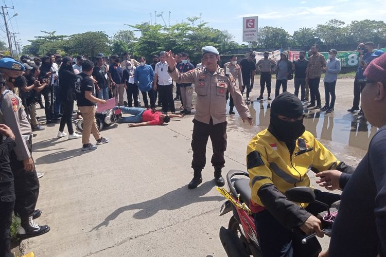 Rekontruksi kasus pembunuhan berencana terhadap pegawai Dinas Perhubungan (Dishub) Kota Makassar, Najamuddin Sewang kembali di lanjutkan di beberapa lokasi, Jumat (20/5/2022).