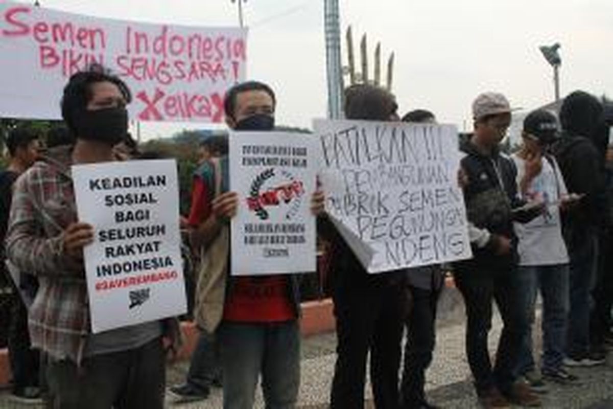 Puluhan pendemo dari Semarang melakukan aksi menolak pembangunan pabrik semen Rembang di bundaran Tugu Muda Semarang, Kamis (19/6/2014).