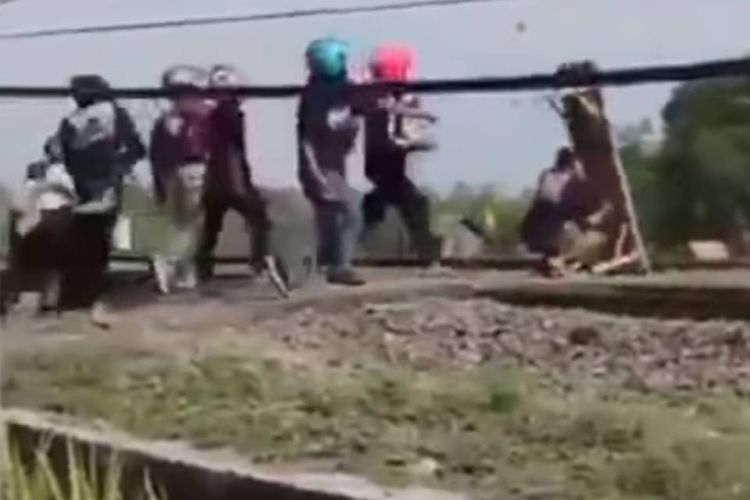 Tangkapan layar unggahan video yang memperihatkan situasi bentrokan di perlintasan kereta api.
