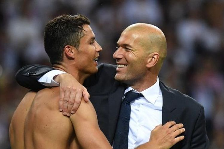 Pemain Real Madrid, Cristiano Ronaldo (kiri), memeluk pelatihnya, Zinedine Zidane, usai memastikan timnya menjadi juara Liga Champions 2015-2016 di Stadion San Siro, Milan, Sabtu (28/5/2016) waktu setempat.