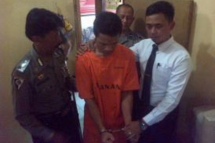 DH (39), warga Kampung Cibitung, Desa Ganjarsari, Kecamatan Cikalong Wetan, Kabupaten Bandung Barat, Jawa Barat, diduga mencabuli anak kandungnya sendiri yang masih berusia 15 taahun selama satu tahun ke belakang.    