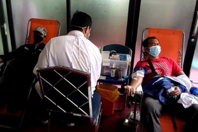 Salah seorang penyandang disabilitas mendonorkan darahnya di Fikom Unpad Jatinangor, Sumedang, Selasa (15/2/2022). AAM AMINULLAH/KOMPAS.com