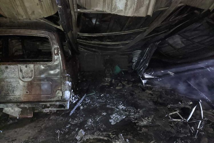 Bangkai mobil dan motor yang habis terbakar di dalam garasi pada Pedukuhan Jimatan, Kalurahan Jatirejo, Kapanewon Lendah, Kabupaten Kulon Progo, Daerah Istimewa Yogyakarta.