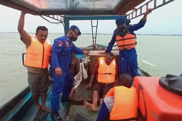 Petugas Polisi Air dan Nahkoda KM Langkah Pasti 07 menyelamatkan dua orang ABK KM Luragung yang tenggelam di perairan Kalimenir.