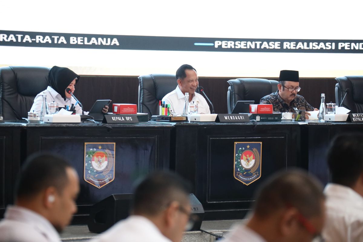 Menteri Dalam Negeri (Mendagri) Muhammad Tito Karnavian saat memimpin Rapat Percepatan Pertumbuhan Ekonomi dan Pengendalian Inflasi pada Provinsi Papua Pegunungan, Papua Tengah, dan Papua Selatan di Gedung Sasana Bhakti Praja (SBP) Kantor Pusat Kementerian Dalam Negeri (Kemendagri), Jakarta, Rabu (6/8/2025).
