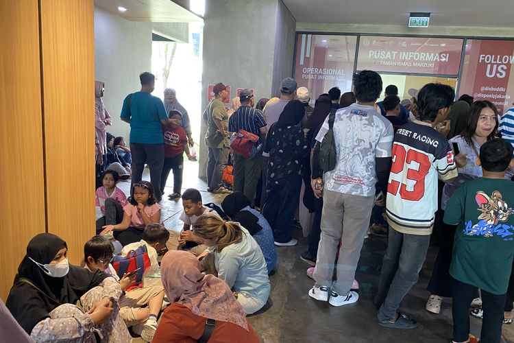 Antusiasme Membeludak, Pengunjung Rela Lesehan demi Tiket Planetarium Jakarta
