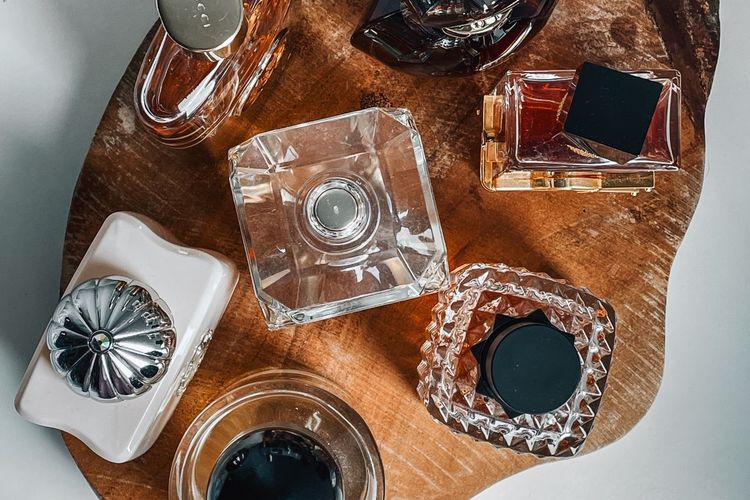 Punya Botol Parfum Bekas di Rumah? Kreasikan Menjadi 5 Hal Ini