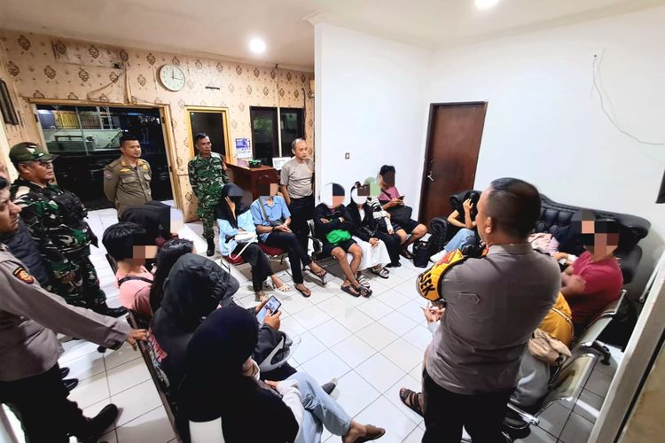 Asyik Ngamar Dini Hari, 10 Pasangan di Dramaga Tak Berkutik Saat Pintu Diketuk Polisi