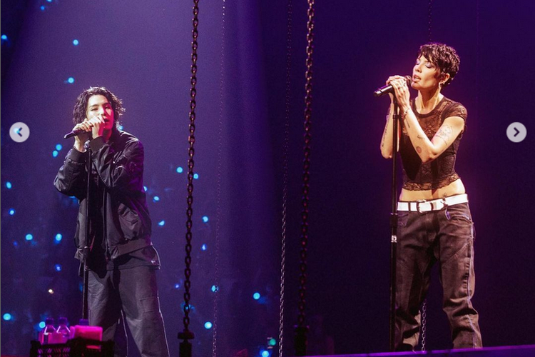 Penyanyi asal Amerika Serikat Halsey (kanan) menjadi bintang tamu di konser Suga BTS, Agust D Tour, di Los Angeles, California, pada 14 Mei 2023.