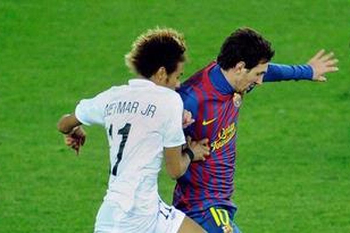 Penyerang Santos, Neymar, mencoba merebut bola dari penyerang Barcelona, Lionel Messi, pada pertandingan final Piala Dunia Antarklub, di International Stadium Yokohama, Minggu (18/12/2011). 