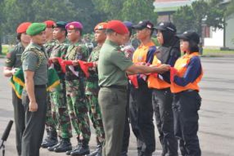 KSAD Gatot Nurmantya saat melepas Ekspedisi NKRI 2015 di Kopassus Batujajar, Jawa Barat, Selasa (3/2).