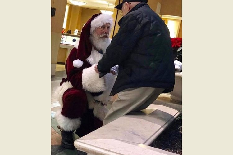 Sinterklas berlutut di hadapan seorang veteran Perang Dunia II bernama Bob Smiley, di Concord Mall di Wilmington, Amerika Serikat, pada awal Desember 2018. (Facebbok/Jenn Frederick FOX29)