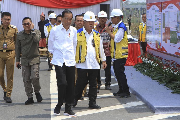 Presiden Joko Widodo saat meninjau tol Indralaya-Prabumulih di Kabupaten Ogan Ilir, Sumatera Selatan, Kamis (26/10/2023).
