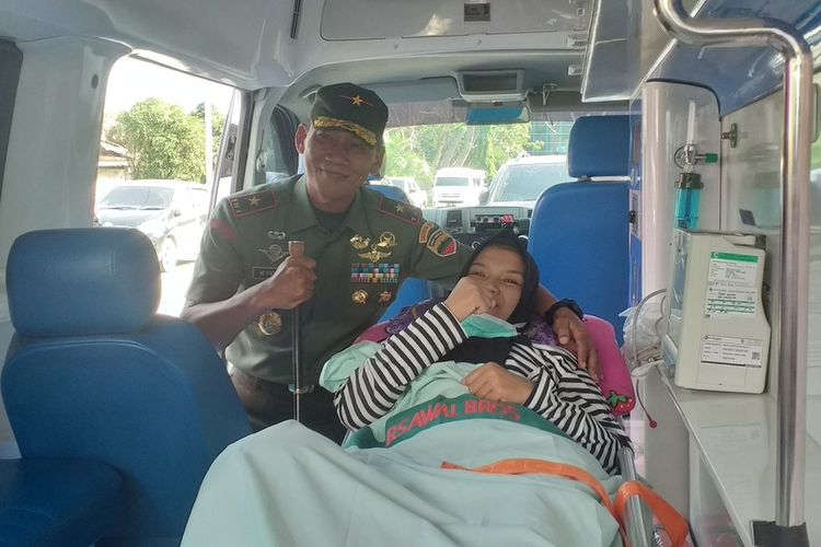 Danrem 031/Wira Bima Pekanbaru, Brigjen TNI Mohammad Fadjar ikut mengantar Riska Ramadila ke Bandara SSK II Pekanbaru, Riau, sebelum diberangkatkan ke RSPAD Gatot Subroto Jakarta, Jumat (7/2/2020). Riska Ramadila, seorang siswi SMA di Kabupaten Kampar yang sudah tujuh bulan menderita penyakit tumor ganas di kaki sebelah kanan.