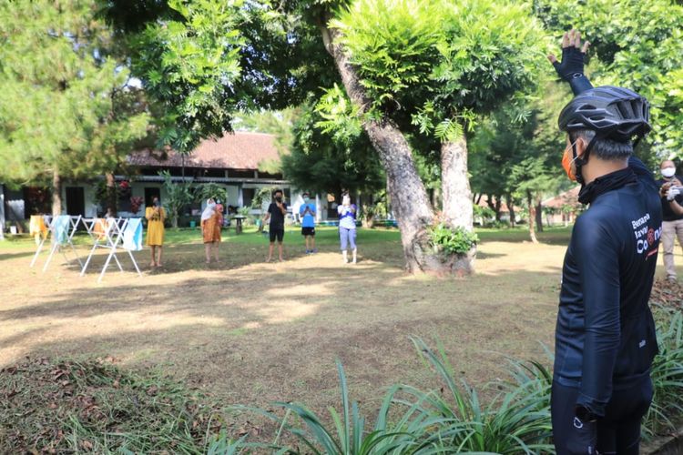 Gubernur Jateng Ganjar Pranowo menyapa pasien Covid-19 di Salatiga