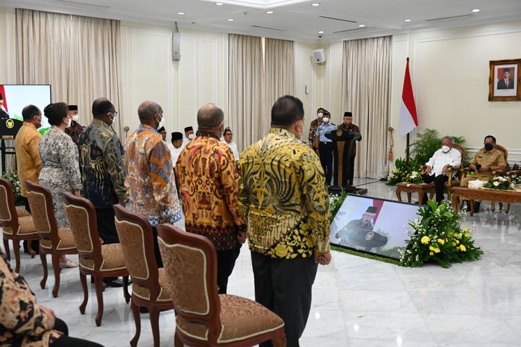 Wakil Presiden Ma'ruf Amin mengukuhkan 6 anggota Badan Pengarah Percepatan Pembangunan Otonomi Khusus Papua (BP3OKP) atau Badan Pengarah Papua di Istana Wakil Presiden, Jakarta, Senin (29/5/2023).