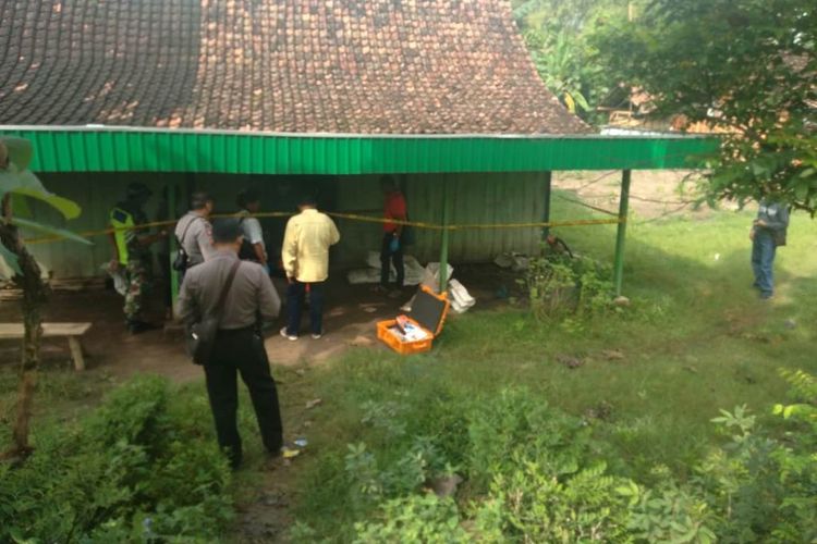 Polisi memasang garis polisi dan melakukan pemeriksaan di rumah korban, Jasmin (35), di Desa Nglandeyan, Kecamatan Kedungtuban, Kabupaten Blora, Jawa Tengah, Kamis (18/4/2019). ‎