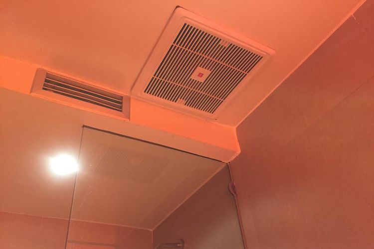 Toilet transparan ala Jepang yang dilengkapi dengna kipas penyaring udara