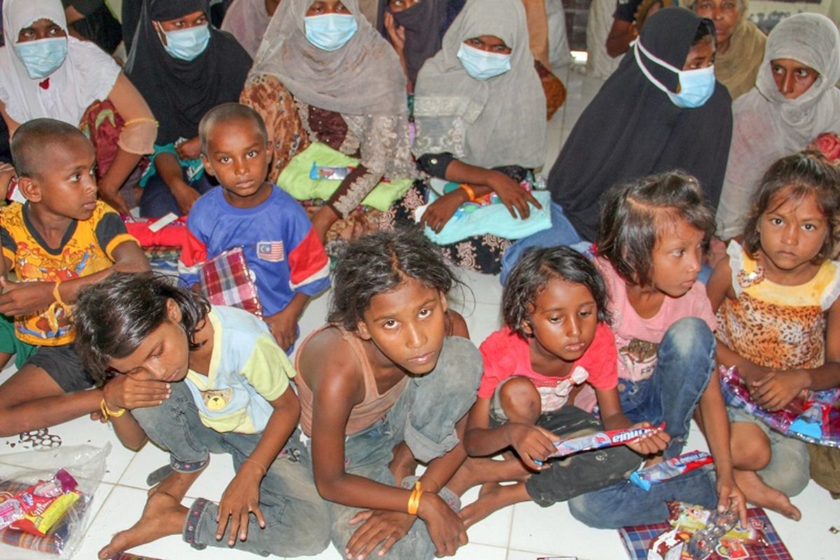 Rohingya refugees await identification and health tests, among them COVID-19 tests, at their temporary accommodation in Lhokeumawe, Aceh menyatakan sebanyak 99 orang etnis Rohingya dinyatakan non reaktif. ANTARA FOTO/Rahmad/pras