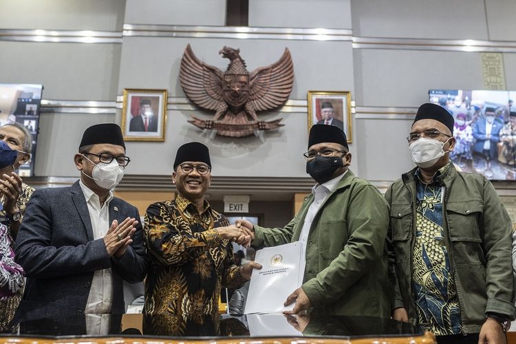 Menteri Agama Yaqut Cholil Qoumas (kedua kanan) menerima dokumen Penetapan Biaya Penyelenggaraan Ibadah Haji Tahun 1443 H/2022 dari Ketua Komisi VIII DPR Yandri Susanto (kedua kiri) dalam rapat kerja dengan Komisi VIII DPR di Kompleks Parlemen, Senayan, Jakarta, Rabu (13/4/2022). Kementerian Agama bersama Komisi VIII DPR menyepakati Biaya Penyelenggaraan Ibadah Haji Tahun 1443 H/2022 sebesar Rp39,8 juta per orang. ANTARA FOTO/Aprillio Akbar/aww.