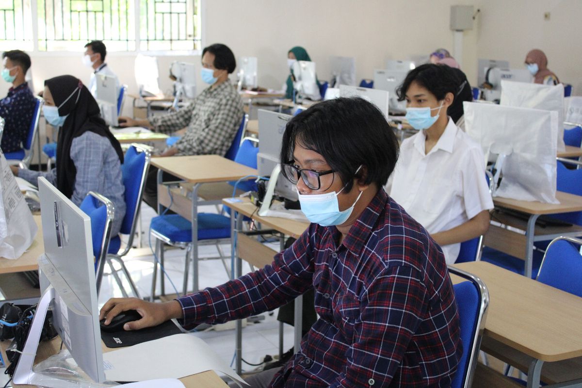 Pelaksanaan  UTBK SBMPTN di Universitas Jember  menerapkan protokol kesehatan pencegahan Covid-19 pada Senin (11/4/2021)