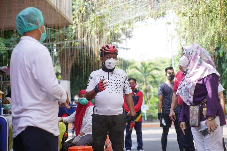 Wakil Wali Kota Surabaya Armuji meninjau hari pertama pembukaan Kebun Binatang Surabaya, Minggu (3/10/2021).